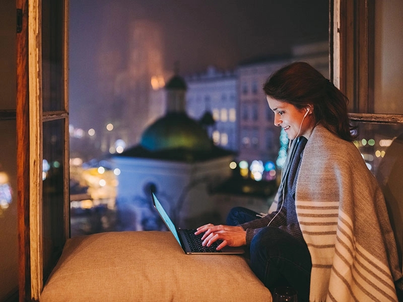 Mujer trabajando desde su oficina en casa